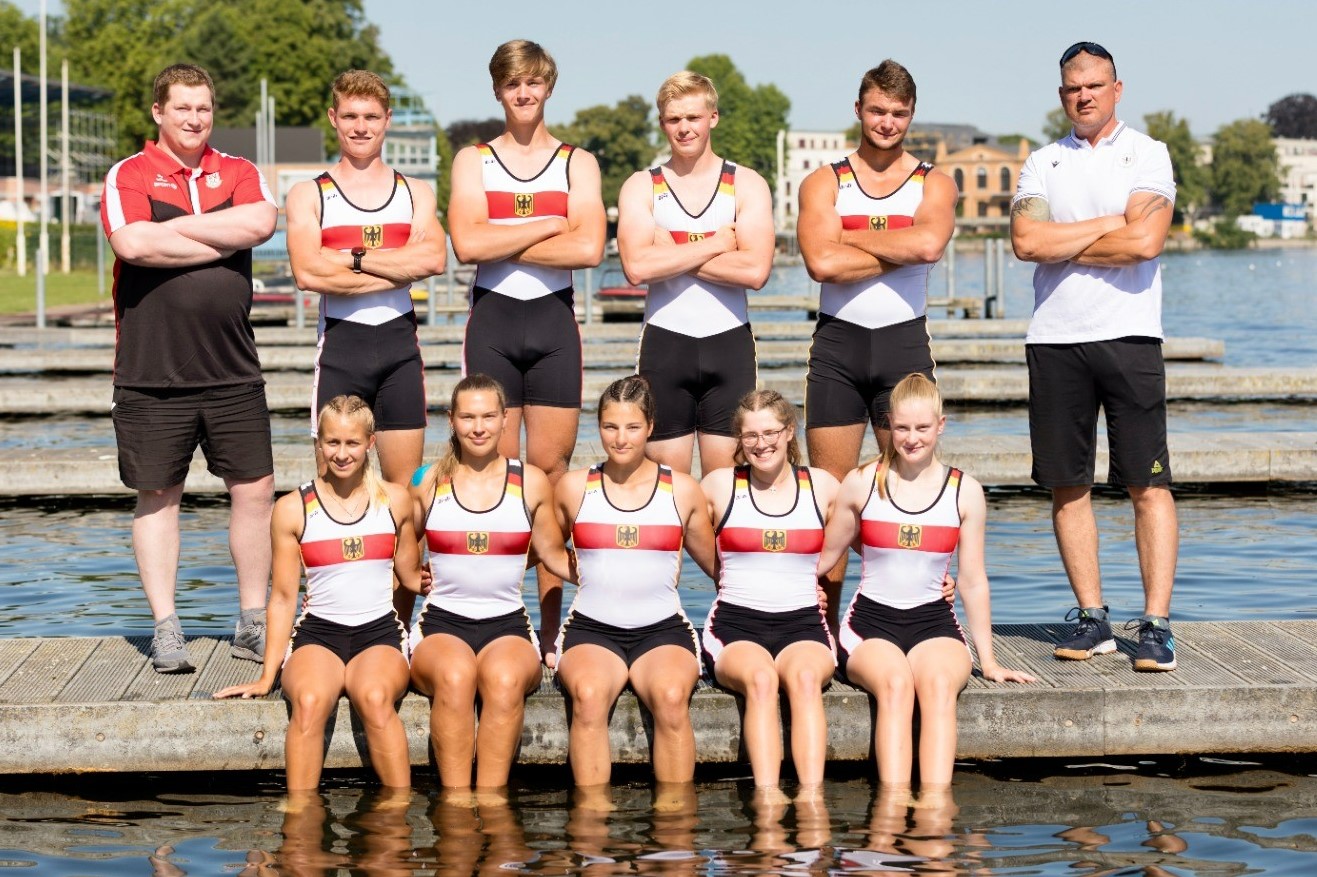 Die neun Starterinnen und Starter aus Sachsen-Anhalt bei den U19 Ruder-Weltmeisterschaften mit ihren Trainern. (Foto: DRV/Schwier)