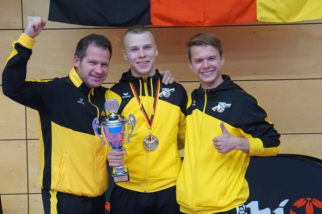 Tim Graefe (Mitte) - Deutscher Meister im Karate Kategorie U21 -67kg - mit Landestrainer Kumite Michel Olschewski (links)