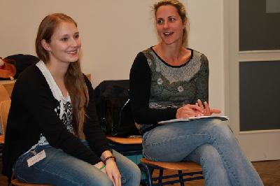 Roxana Rogon und Dr. Katja Bach stellen die Ergebnisse ihres Projekts vor