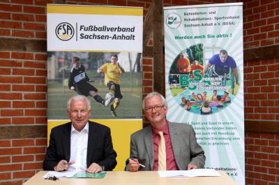 Die Präsidenten des BSSA und des FSA, Dr. Volkmar Stein und Erwin Bugar (v. r.), bei der Unterzeichnung der der Kooperationsvereinbarung