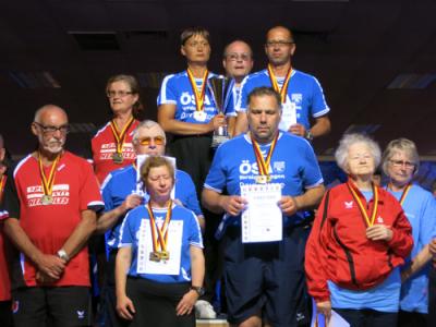 Die Mannschaft des MSV 90 (blaue Trikots, Mitte) ist Deutscher Mannschafts-Meister Classic-Kegeln des DBS