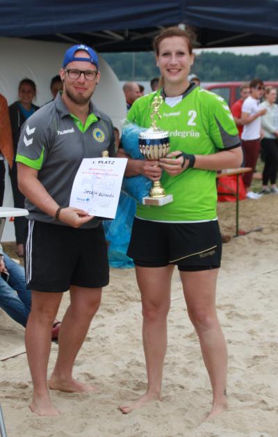 Sieger Frauen: Julia Talke, Kapitänin des Team Seekt Schmekt, erhält von Beachkoordinator Sebastian Janik den Siegerpokal. 