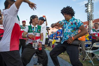 Mitglieder von Special Olympics Mexiko tanzen ausgelassen während der Abschlussfeier im Coliseum.