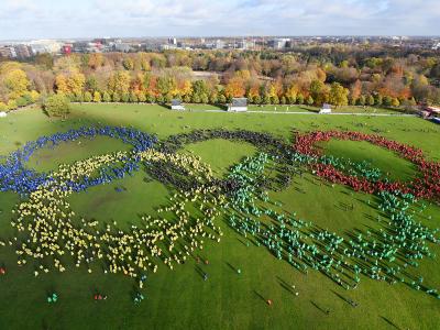 Über 10.000 Hamburgerinnen und Hamburger formten am Sonntag im Stadtpark das Olympische Symbol.