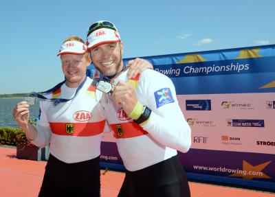 Marcel Hacker (SC Magdeburg, rechts) und Stephan Krüger freuen sich über die Silbermedaille bei der Heim-EM