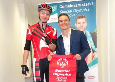 Jan Christoph Rödel, Geschäftsführer von Special Olympics Sachsen-Anhalt, mit dem erfolgreichen Speedskater Maximilian Zabel von Turbine Halle. 