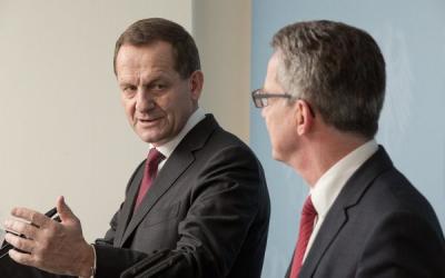 DOSB-Präsident Alfons Hörmann und Bundesinnenminister Thomas de Maizière wollen gemeinsam den Spitzensport neu strukturieren. Foto: picture-alliance 