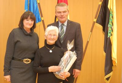 Die 90-jährige Turnerin Johanna Quaas vom SV Halle wurde im Beisein von Landesturnpräsidentin Gudrun Steinbach von Minister Holger Stahlknecht geehrt. (Foto: MIS) 