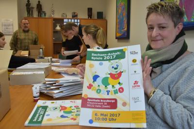 Fleißige LSB-Mitarbeiter bestückten in dieser Woche die Briefe für alle Grundschüler der 3. Klassen in Sachsen-Anhalt.