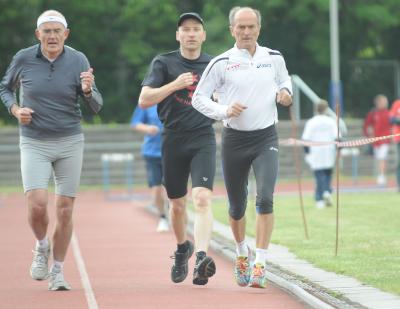 Olympiasieger Waldemar Cierpinski, hier bei einer früheren Veranstaltung in Halle, ist dem Sportabzeichen seit vielen Jahren treu verbunden.