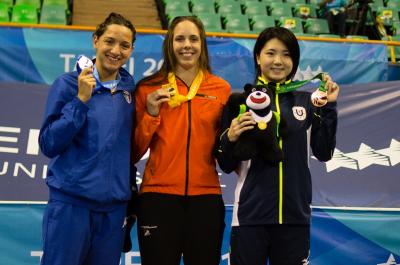 Aliena Schmidtke (Mitte) gewann bei der 29. Universiade Gold über 50m Schmetterling.
