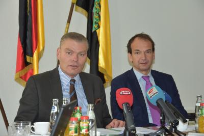 Sportminister Holger Stahlknecht und LSB-Präsident Andreas Silbersack bei der Verkündung der Ergebnisse der AG Spitzensport.