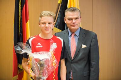 Der 12-jährige SCM-Schwimmer Nils Wille wurde von Sportminister Holger Stahlknecht als jüngster erfolgreicher Sportler geehrt. (Foto: Matthias Piekacz)