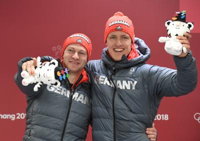 Francesco Friedrich und Thorsten Margis freuen sich über Olympia-Gold im Zweierbob. (Foto: dpa)