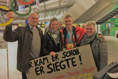 Halles Olympiasieger Julia Lier, Silke Renk-Lange und Andreas Hajek begrüßten Thorsten Margis am Flughafen.