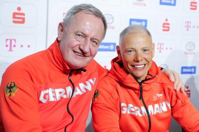 Friedhelm Julius Beucher, Präsident des Deutschen Behindertensportverbandes, und die deutsche Fahnenträgerin Andrea Eskau freuen sich auf die Eröffnung. (Foto: dpa)