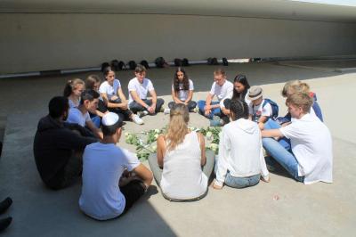 Jugendliche der Jugendbegegnung während der Gedenkfeier