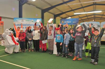 Freude über den Wanderpokal bei den Kindern und Jugendlichen der Sine-Cura-Schule Quedlinburg