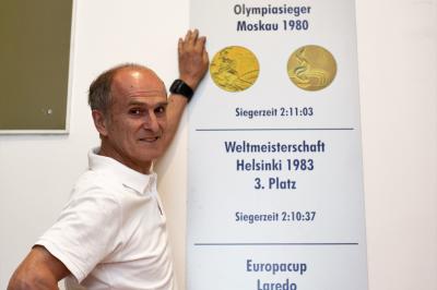 Doppelolympiasieger Waldemar Cierpinski engagiert sich in Merseburg für das Sportabzeichen.