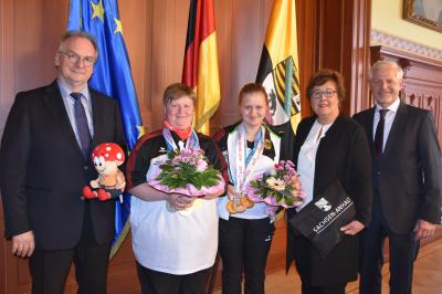 Ministerpräsident Dr. Reiner Haseloff und Sozialministerin Petra Grimm-Benne gratulierten Mandy Bauer und Juliane Dietrich im Beisein von Frank Diesener (SOSA) zu ihren Erfolgen.