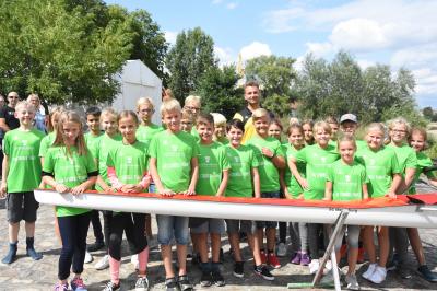 Die Mädchen und Jungen der Talentgruppe Rudern beim SC Magdeburg freuen sich auf das Training mit SCM-Trainer Toni Predel.