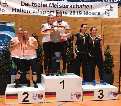 Kristin Hesselbarth und Kristin Nàdpor (links) gewannen nach 2015 zum zweiten Mal DM-Silber im Radpolo. (Foto: Verein)