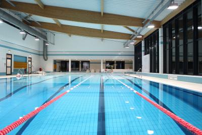 Das Schwimmbad verfügt über 5 Bahnen à 25 Meter.