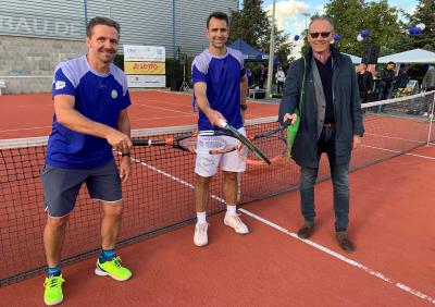 Marko Bittersmann, Ex-Tennisprofi Nicolas Kiefer und LSB-Vizepräsident Axel Schmidt (v. l.) freuen sich über die neuem tollen Bedingungen für die Tennistalente in Schönebeck.