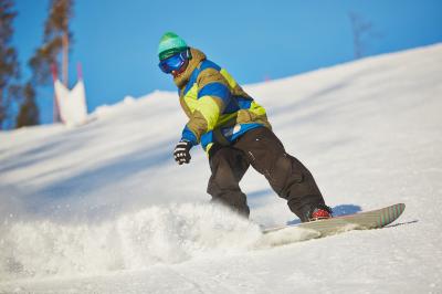 Snowboarder fährt im Winter mit Snowboard 