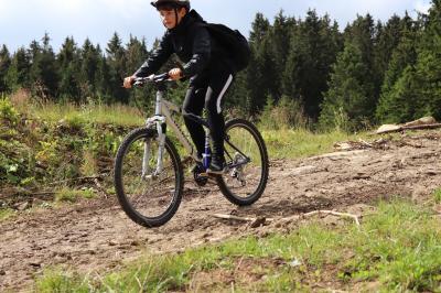 Junge fährt Mountainbike durch Landschaft | Mountainbiking Harz 