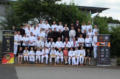 Gruppenbild der Teilnehmer*innen des 1. internationalen Hapkido- und Silla Gum Do-Lehrgangs.