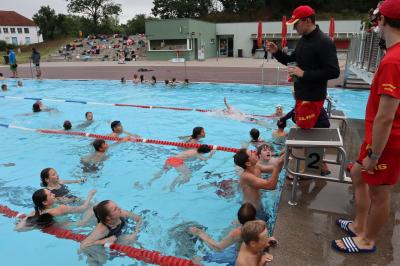 Hunderte hallesche Kinder können vor den Sommerferien ihren Schwimmunterricht nachholen. (Foto: KELZ/DLRG)