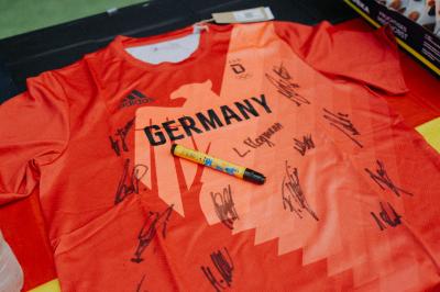 Die deutschen Athlet*innen sind in Tokio angekommen. Die ersten Trikots sind handsigniert. Seid hautnah dabei im Deutschen Haus digital. (© Team Deutschland, Marvin Ronsdorf)