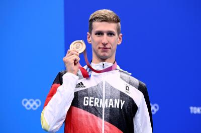 Da ist sie, die langersehnte olympische Medaille! Florian Wellbrock holt Bronze über 1.500m Freistil. (Foto: dpa)