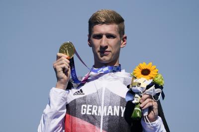 Am Ziel seiner Träume: Olympiasieger Florian Wellbrock! (Foto: dpa)