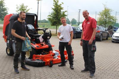 Die Haustechniker der LandesSportSchule Osterburg freuen sich über ihren neuen Rasenmäher.