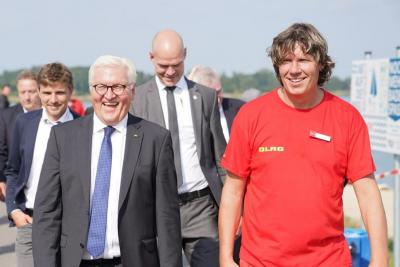 DLRG-Landesgeschäftsführer Holger Friedrich nahm die besten Wünsche von Bundespräsident Frank-Walter Steinmeier für die bevorstehenden Europameisterschaften entgegen.