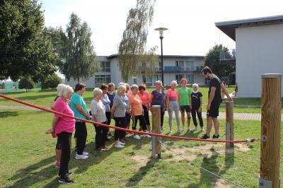 Gruppe von Seniorinnen begeht den Niedrigseilparcours an der LandesSportSchule Osterburg.