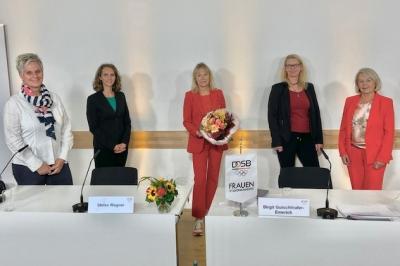 Silke Renk-Lange, Birgit Gutschlhofer, Sybille Hampel und Kloty Schmöller gratulieren Petra Tzschoppe zu ihrem deutlichen Votum. (Foto: DOSB)