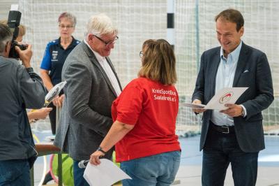 Angela Heimbach dankte Ortsbürgermeister Günter Küster für sein Engagement im Rahmen des Sporthallenneubaus. (Foto: Peter Wölk)