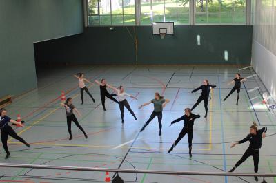 Die Tänzerinnen von TSC TSC POTSblitz e.V. trainieren in der Dreifeldersporthalle an der LSSO.