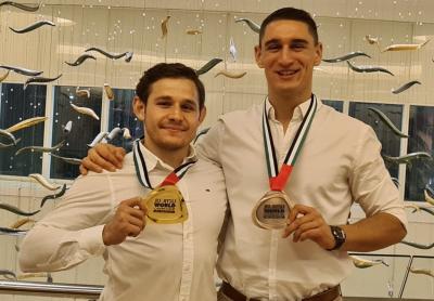 Jaschar Salmanow und Max Strauch mit ihren WM-Medaillen: (Foto Silvio Klawonn)