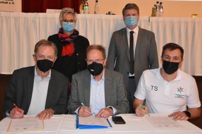 Die Vertreter der drei Wintersportverbände des Landes bei der Unterzeichnung der Kooperationsvereinbarung in Bernburg.