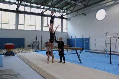 Mehrfacher Welt- und Europameister in der Sportakrobatik, Sergej Pavlov, beim Training mit den Akrobatinnen des SFb 94 e.V. in der Kunst- Gerätturnhalle der LSSO.