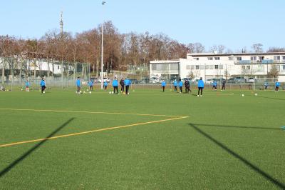 Training der U-17 Mannschaft des 1. FC Lok Leipzig auf dem Kunstrasenplatz der LSSO bei herrlichem Sonnenschein
