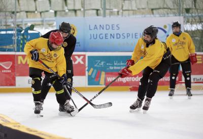 Im Finale des Mixed-Turniers im Eishockey war der Puck hart umkämpft. (Foto: Robert Wahl)