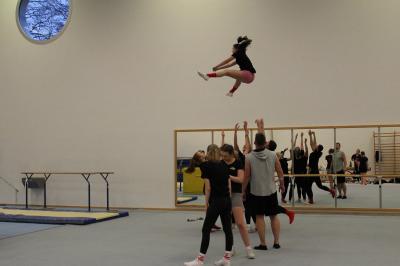 Die Cheerleader des AFC Adler Berlin in der Kunst- und Gerätturnhalle der LSSO mit spektakulären Stunts.