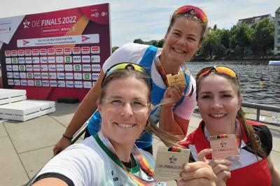 Das Finals-Medaillen-Trio im Para Kanu 2022 (v. l. Anja Adler, Felicia Laberer, Edina Müller)