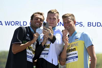 Florian Wellbrock, Gregorio Paltrinieri (li.) und Michailo Romantschuk (re.) freuen sich gemeinsam über ihr errungenes Edelmetall über 5km-Freiwasserschwimmen.