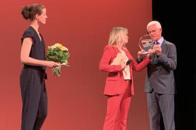 LSB-Vizepräsidentin Dr. Petra Tzschoppe ehrt Konrad Sutor mit dem "Breitensport-Ass 2021".